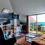 Attic Bay Апартаменты